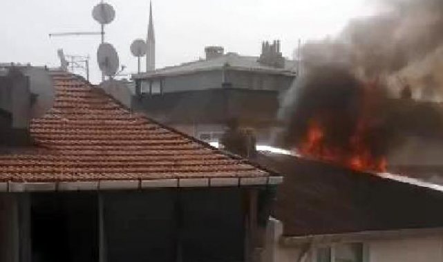 Avcılar'da 3 katlı binanın çatısında yangın çıktı
