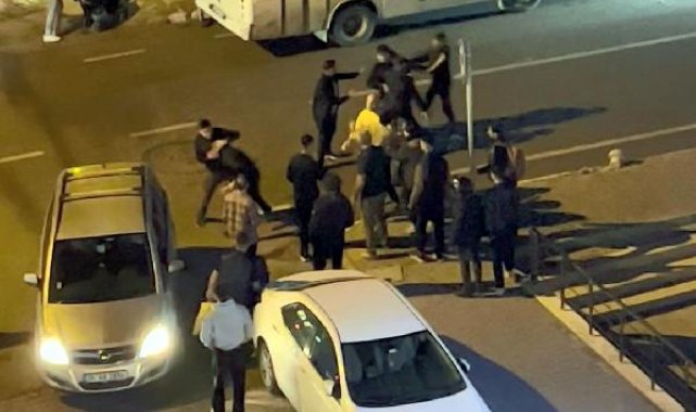 Avcılar'da gençlerin 'laf atma' kavgası kamerada