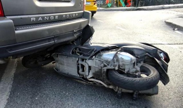 Avcılar'da motosiklet cipe çarptı; motosikletli yaralandı
