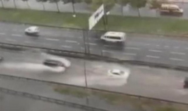 Avcılar'da su birikintileri trafik kazasına neden oldu