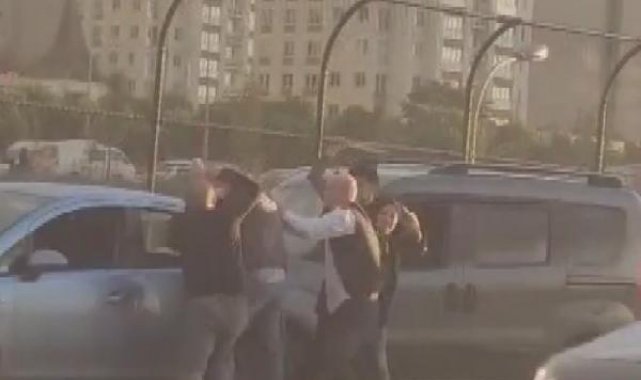 Avcılar'da trafikte sopalı kavga kamerada