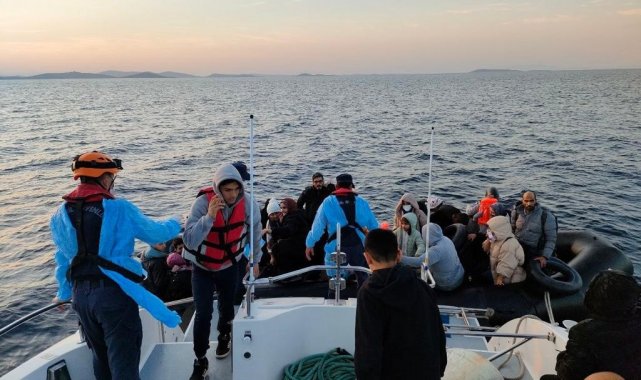 Ayvalık'ta botlarının motoru arızalanan 45 düzensiz göçmen kurtarıldı