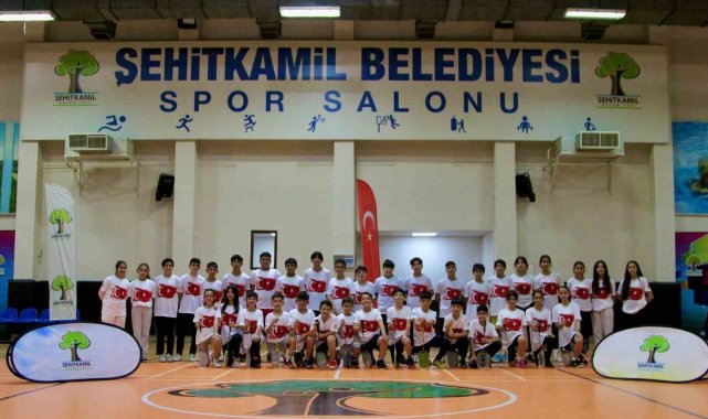 Badminton Kupası'nda usta raketler yarıştı
