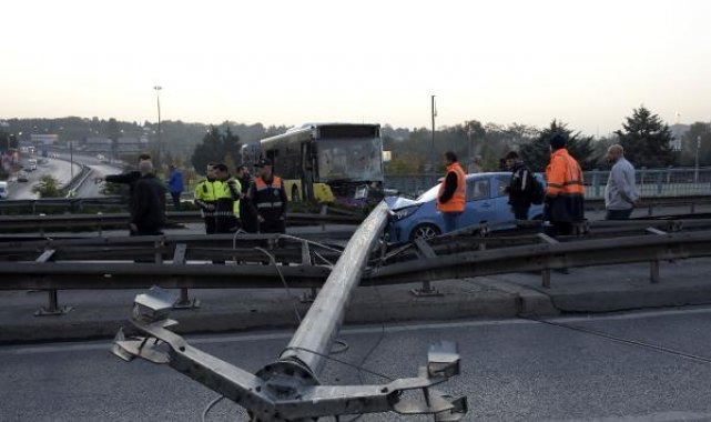 Bahçelievler'de İETT otobüsü aydınlatma direğini devirdi: Yol kapandı