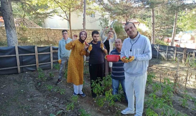 Bahçeye dikilen meyve ve sebzelerin hasadı yapıldı