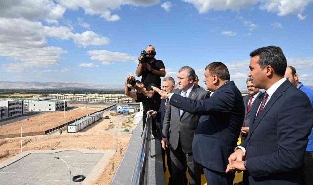 Bakan Bak: "Çok modern ve kayısı için önemli bir merkez"