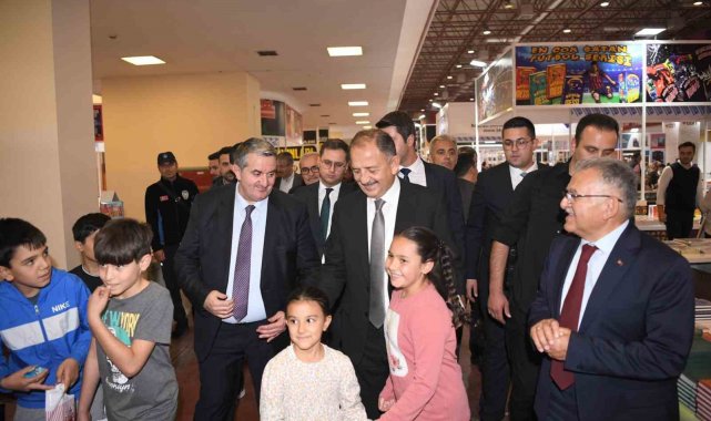 Bakan Özhaseki Ve Başkan Büyükkılıç, Kayseri'de 6'ncı Kitap Fuarını Ziyaret Etti
