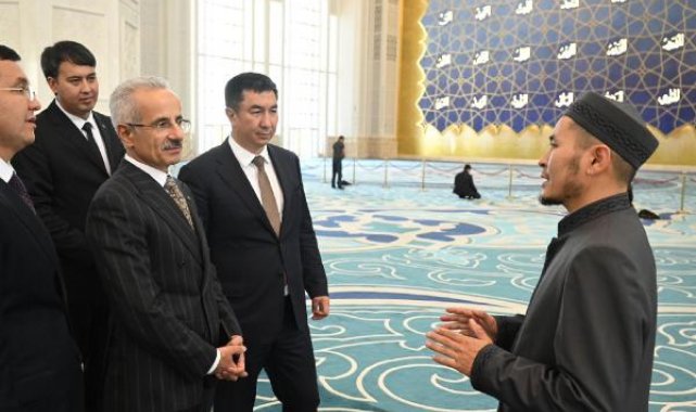 Bakan Uraloğlu, Astana Büyük Camisi'ni ziyaret etti