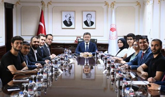 Bakan Yumaklı, TEKNOFEST'te ödül alan gençlerle buluştu