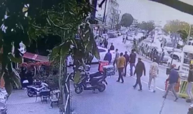 Bakırköy Adliyesi önünde bıçaklı kavga kamerada