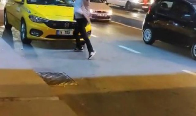 - Bakırköy'de indirildiği otobüse tekme attı; taksinin camlarını kırdı