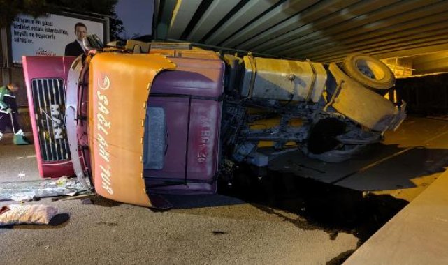 Bakırköy'de köprünün altına çarpan TIR devrildi: 2 yaralı