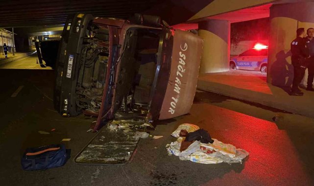 Bakırköy'de üst geçide çarpan tır devrildi