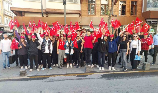 Balıkesir'in caddeleri kırmızı beyaza büründü