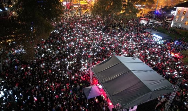 Bandırma'da Cumhuriyet coşkusu Feridun Düzağaç konseri ile devam etti