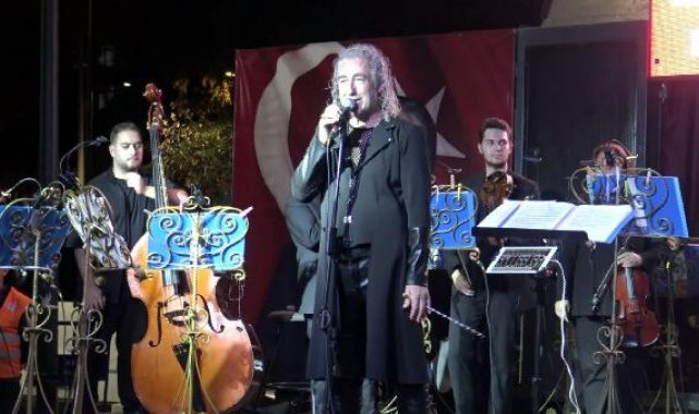 Barış Manço'nun '2023 Marşı' senfonik orkestra ile seslendirildi