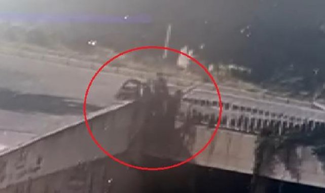 Bariyerlere çarpan motosiklet, alt geçide düştü: 2 yaralı