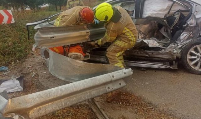 Bariyerlere çarpan otomobilin sürücüsü hayatını kaybetti