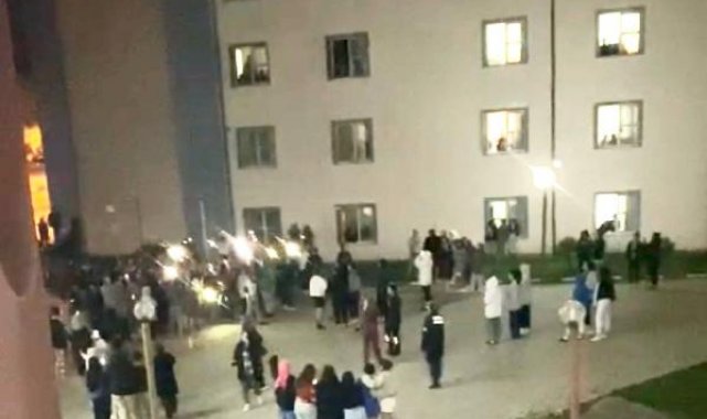 Bartın'da kız öğrenci yurdu önünde asansör eylemi