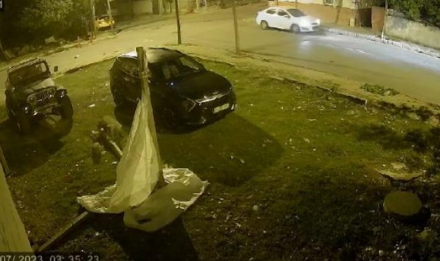 Başakşehir'de arazi aracının camını kırıp lastiklerini bıçaklayıp kaçtı