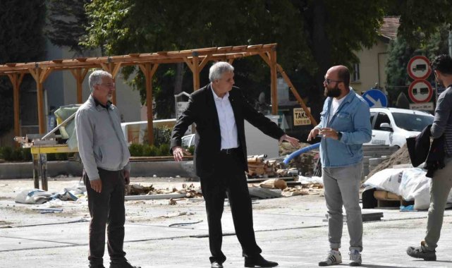 Başkan Bakkalcıoğlu Cumhuriyet Meydanı'nda incelemelerde bulundu