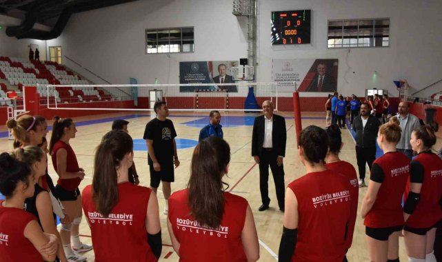 Başkan Bakkalcıoğlu kadın voleybol takımının hazırlık maçını izledi