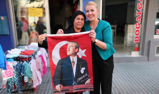 Başkan Şeniz Doğan, 29 Ekim öncesi vatandaşlara bayrak hediye etti