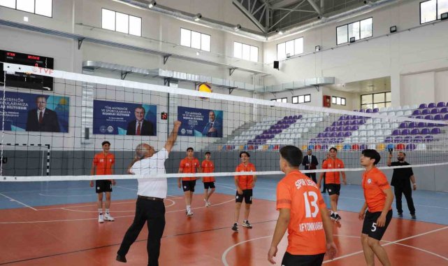 Başkan Zeybek voleybol maçında performansı ile gençlere taş çıkardı