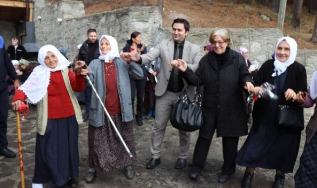 Bastonlarıyla halaya girdiler