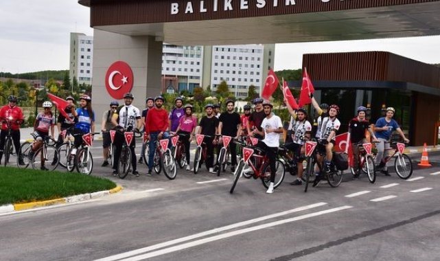 BAÜN'lü gençler bayraklar ile 100. yıl için bisiklet sürdü