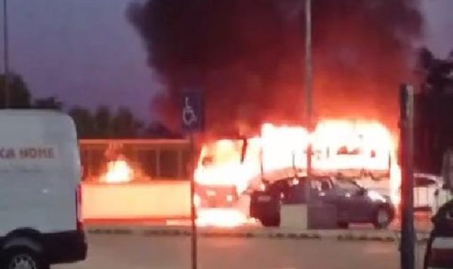 Bayrampaşa'da İspark'a ait otoparkta bulunan midibüs alev alev yandı