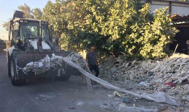 Belediye ekipleri hafriyat atıklarını kaldırıyor