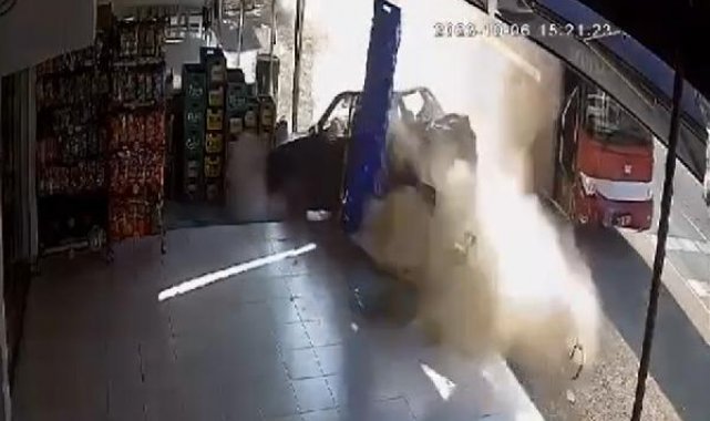 Belediye otobüsü park halindeki otomobile çarptı; ezilmekten son anda kurtuldu