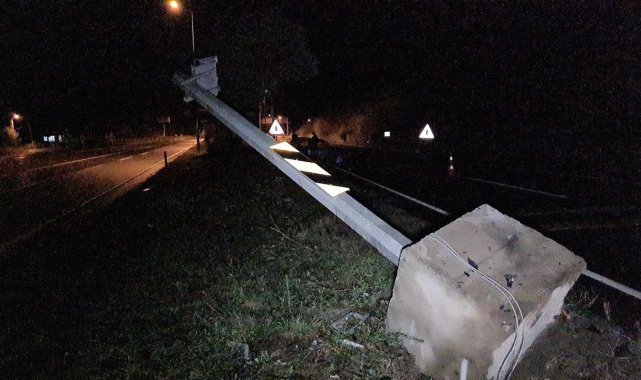 Beton bariyere çarpan otomobilin motoru yola fırladı