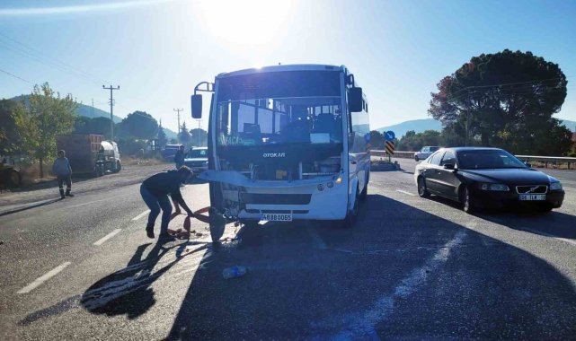 Beton mikseri ile yolcu midibüsü çarpıştı