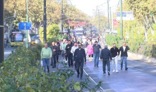 Beyazıt'ta tramvay raydan çıktı: Yolcular yürümek zorunda kaldı