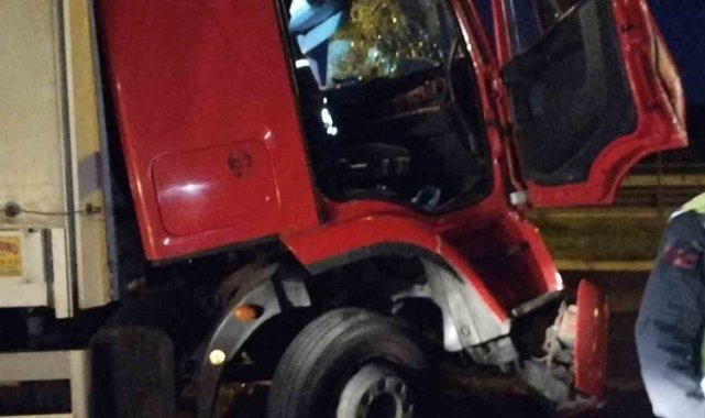 Beykoz'da kontrolden çıkan tır bariyere ve başka bir tıra çarptı: 1 yaralı