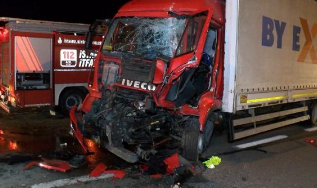 Beykoz'da TIR önce bariyerlere ardından park halindeki TIR'a çarptı