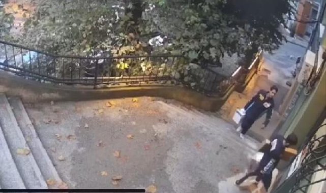 Beyoğlu'nda kuryelerin bıraktığı kolilerin içindekileri çalan şüpheliler kamerada