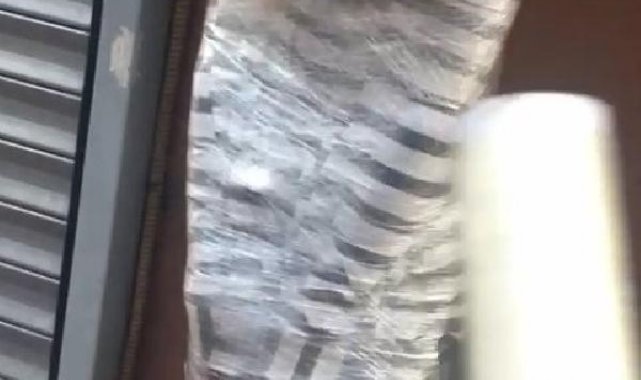 Beyoğlu'nda motosikletini çalmaya çalışan çocuğu streç ile sardı