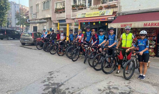 Bisiklet takımı Cumhuriyetin 100'üncü yılını Uludağ'ın zirvesinde kutladı