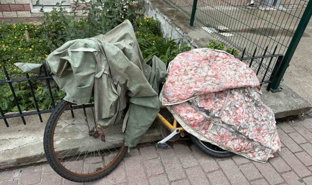 Bisikletini palto ve mont ile korudu