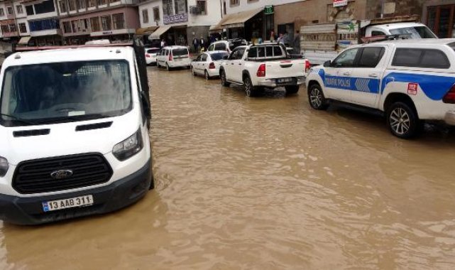 Bitlis'te sağanak sele neden oldu; mahsur kalanlar kurtarıldı