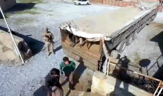 Bitlis'te TIR'ın dorsesinden 64 kaçak göçmen çıktı