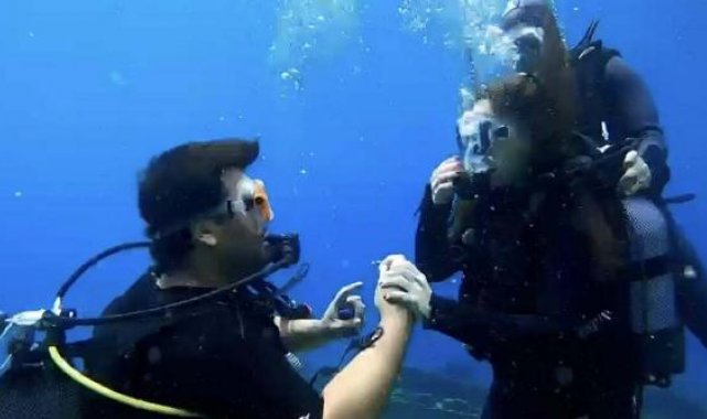 Bodrum'da su altında 'tektaş' ile sürpriz evlilik teklifi