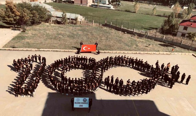 Bulanık'ta 100'ncü yıla özel öğrencilerden koreografi