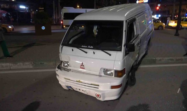 Bursa'da minibüs önce taksiye ardından yayalara çaptı: 4 yaralı