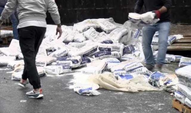 Büyükçekmece'de bariyerlere çarpan TIR devrildi