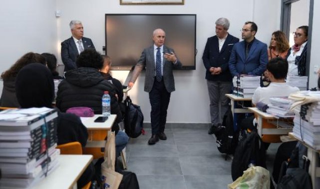 Büyükçekmece'de üniversiteye hazırlanan gençlere kitap dağıtıldı