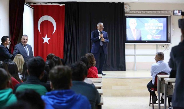 Büyükkılıç, 'Kariyer Günleri'nde Öğrencilerle Buluştu